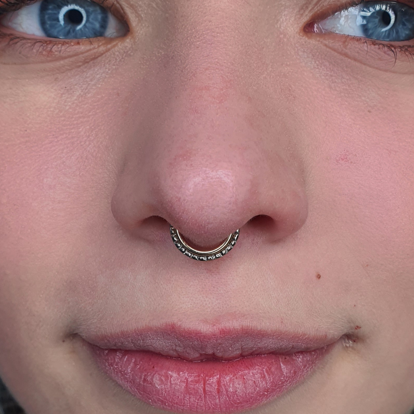 Septum Piercing with mixed white and yellow gold stacked ring